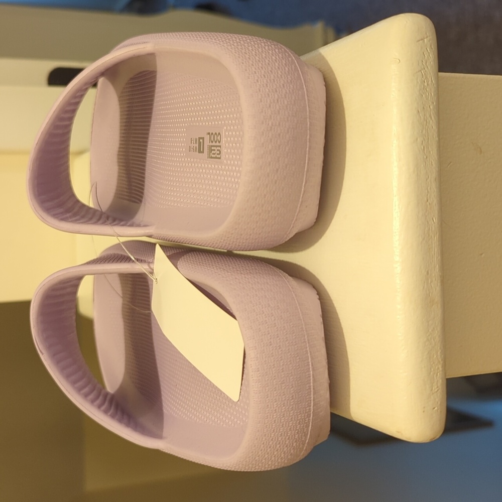32 Degrees Lavender Slides - Picture 3 of 4